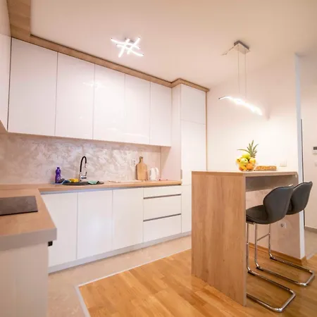 5 Star - Free Parking