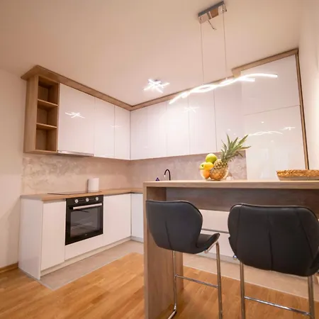 5 Star - Free Parking