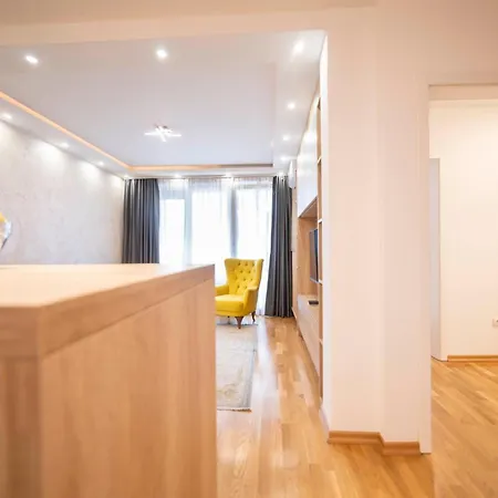 5 Star - Free Parking *