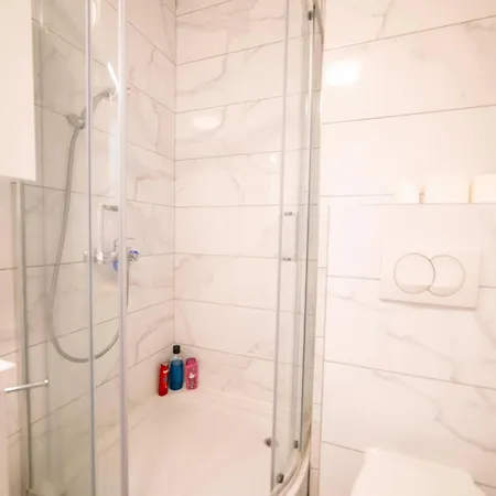 5 Star - Free Parking Lukavica